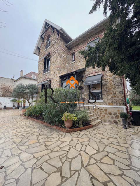 VILLEMOMBLE – Orangerie – Meulière indépendante 8 pièces – Garage – Dépendance – Terrain 803 m²- 725 000 €