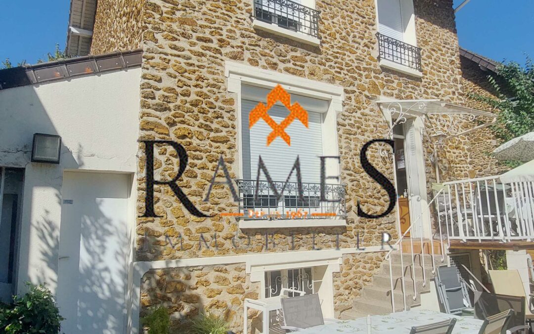 VILLEMOMBLE Orangerie Meulière indépendante 5 pièces – 3 chambres – beau jardin et garage – 524000 €
