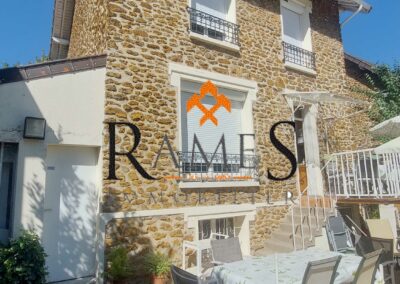 VILLEMOMBLE Orangerie Meulière indépendante 5 pièces – 3 chambres – beau jardin et garage – 524000 €